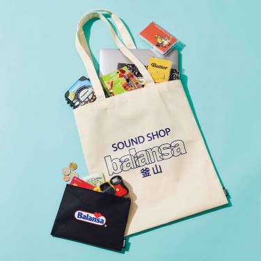 【smart 2024年4月号付録】日韓の若者に支持される、ストリートの人気セレクトショップのロゴを大胆にプリントしたトートバッグとポーチのセット