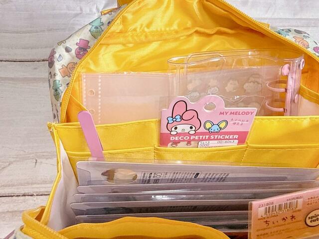 中央はポケット付きの仕切りになっています