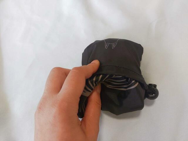 【コンパクトサイズに変更する方法】６：内ポケット部分に、本体のエコバッグ部分を押し込む【MOOMIN（ムーミン）たっぷり入る ビッグエコバッグ「リトルミイver.」】