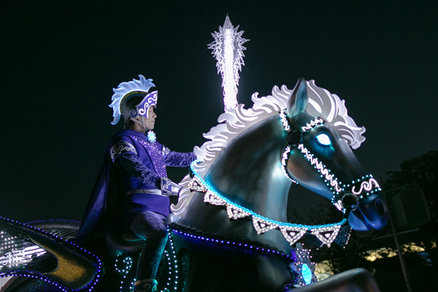 光の騎士（2）｜新「東京ディズニーランド・エレクトリカルパレード・ドリームライツ」（2015年7月リニューアル）撮影 / YOSHI