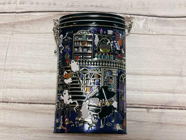 【カルディ ハロウィンキャニスター缶】背面は異なるイラスト入り。ピアノを弾くゴーストの後ろ姿が可愛い♪