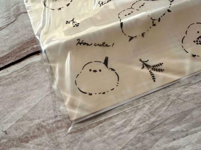 ベージュとピンクの2色展開。色によって柄が異なります