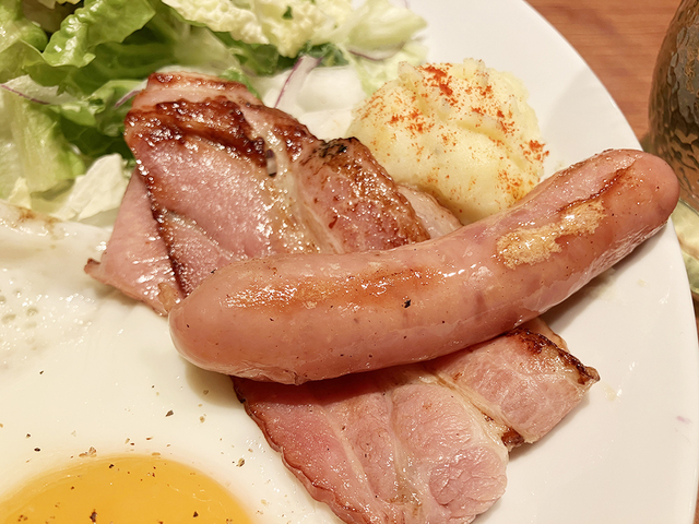 ソーセージとベーコンは香ばしく焼き上げられていて、ジューシーな塩味を楽しめる。実はこいつが陰の主役。