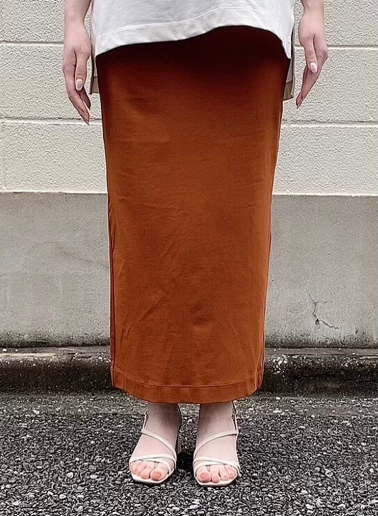 【UNIQLO（ユニクロ）】エアリズムコットンスリットスカート　ブラウンSサイズ着用