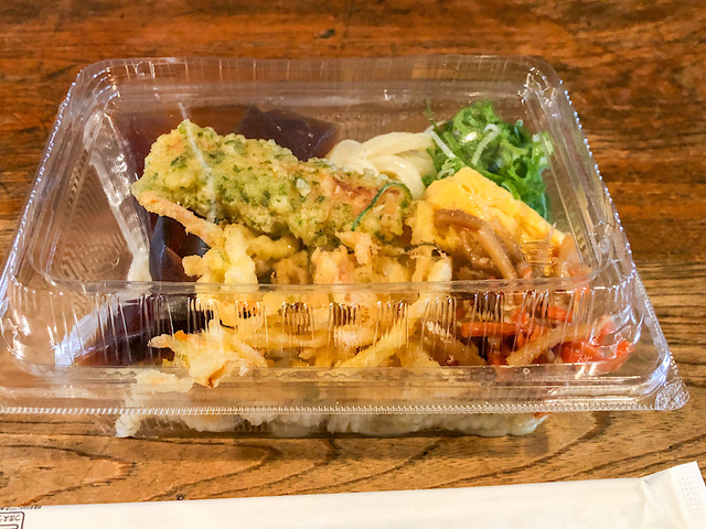 【丸亀製麺　2種の天ぷらとおかずの定番うどん弁当】ワンコインで買える丸亀製麺のうどん弁当