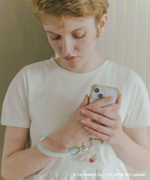 【シナモロール×VIS】「スマホショルダー＆ストラップ」￥2,937／オフホワイト×ブルーの配色に、シナモロールのチャーム付き