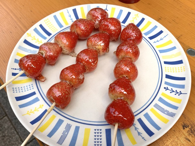 〈Strawberry Moon〉の数量限定「賞味期限30分！とちあいかのいちご飴」(1,000円)