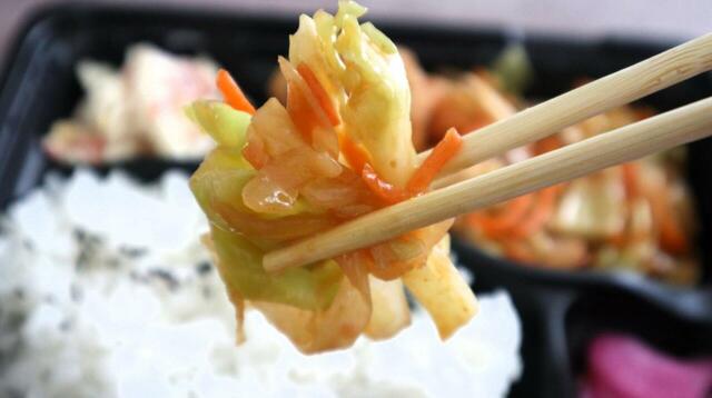 【ラ・ムー 唐揚げ＆みそ野菜炒め弁当】たっぷりの野菜が、甘めのみそ味でどんどん食べられます