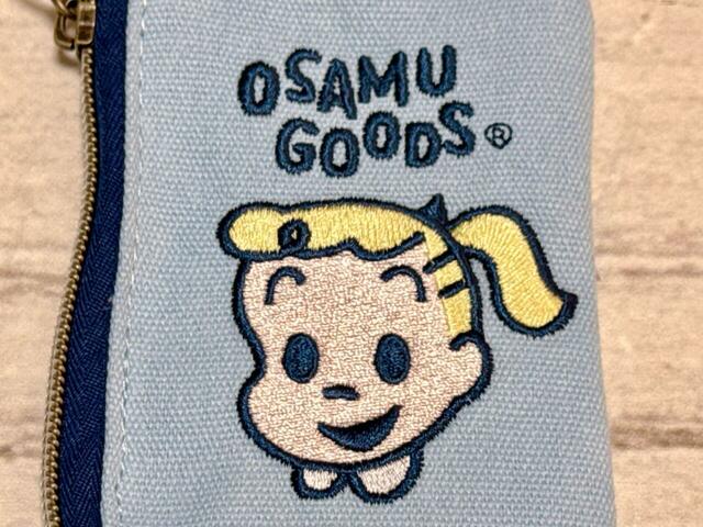 ポーチの前面にオサムグッズのキャラクター「ジル」の刺繍入りデザイン!