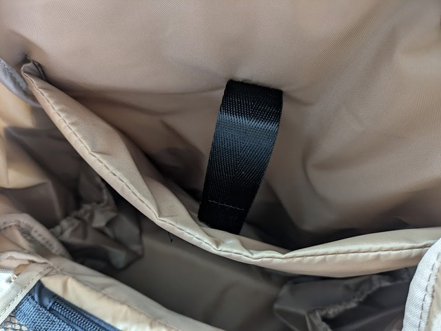 【ハニーズ 機能性多ポケットリュック】背面部分には15インチのMac Book Air も収納可能！