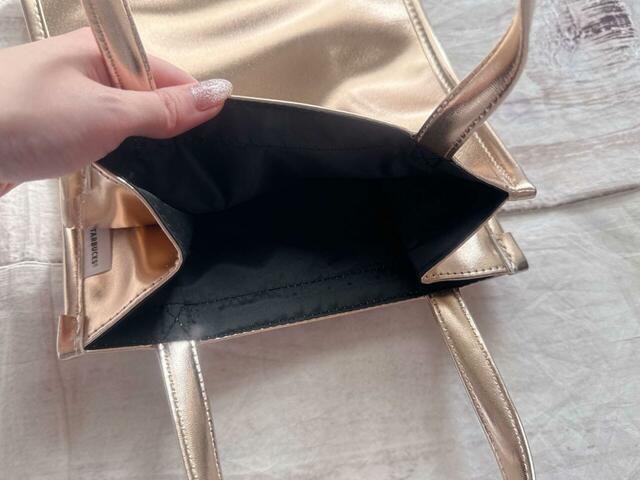 内側はポケットなどがないシンプルな作り