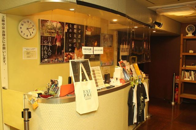 チケット売り場にはビニールシートが施される感染対策仕様に