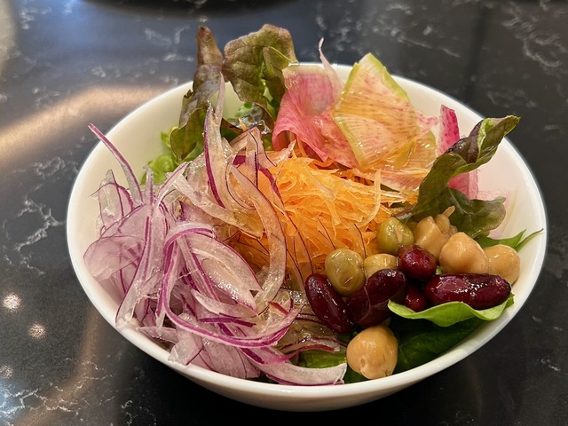 【レストラン ル ボヌール】野菜が瑞々しくて、種類が豊富なのがサラダバーの魅力