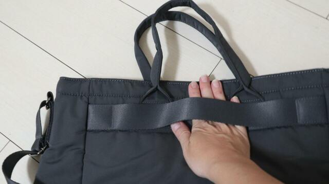 【ユニクロC 2WAYユーティリティバッグ】背面にはスーツケースのハンドルに通せるベルトが付いていて便利♪