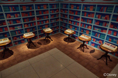 【ディズニープリンセス展】野獣がベルを喜ばせるためにプレゼントした図書室をイメージした空間。（体験展示『美女と野獣』より）