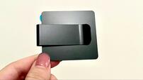 【Anker Security SmartTrack Card (紛失防止トラッカー)】付属のクリップで大切なものに挟むこともできる
