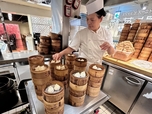 【甜點菜楼ルミネエスト新宿】包み終えた焼売と小籠包を蒸籠に移し、この台の上で蒸します。台の底から蒸気が出ていました