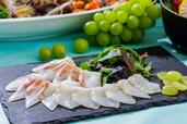 「鯛のカルパチョとシャインマスカット」<期間:2025年8月8日~9月4日>【甘く爽やかな夏の主役“シャインマスカット”が多彩な料理になって登場♪「シャインマスカットブッフェ」で贅沢ディナーを堪能!】