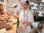 【甜點菜楼ルミネエスト新宿】手前の美女 (メイニュ)が焼売担当。2種類の焼売を作っていました