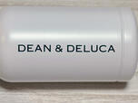 フロントには「DEAN ＆ DELUCA」のロゴプリント入り。ロゴのカラーはグレーで、パキッとしたブラックではなく、やわらかく上品な雰囲気に仕上がっています