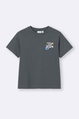 【GU×パペットスンスン】「KIDSグラフィックT パペットスンスン」990円/胸元にアイスクリームやフルーツを楽しむスンスンのプリントが入ったTシャツ
