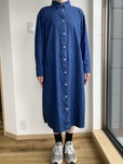 【無印良品 洗いざらし デニム長袖シャツワンピース】生地に厚みがあるため、アウターを活用すれば秋冬にも着られます◎