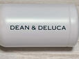 フロントには「DEAN ＆ DELUCA」のロゴプリント入り。ロゴのカラーはグレーで、パキッとしたブラックではなく、やわらかく上品な雰囲気に仕上がっています