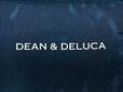 バッグとお揃いのホワイトの「DEAN ＆ DELUCA」ロゴデザイン