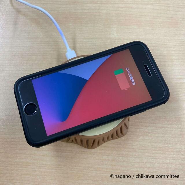 Qi規格に対応したスマートフォンを置くとワイヤレス充電もできます