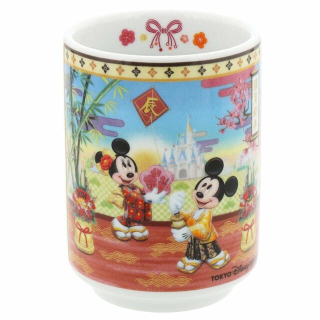 湯のみ 1,500円｜お正月スペシャルグッズ｜東京ディズニーリゾート40周年“ドリームゴーラウンド”｜発売日：2023年12月1日（金）｜販売店舗：東京ディズニーランド「ディズニー＆カンパニー」、東京ディズニーシー「エンポーリオ」