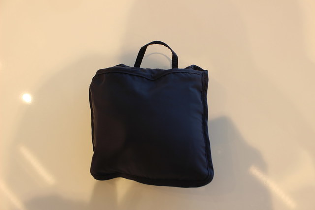 ライトウォームパデッットコンパクトジャケットは、折りたたむとバッグに入るくらいコンパクトに