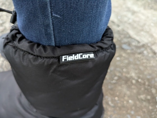 【ワークマン 防寒ブーツ 氷雪耐滑ケベックネオ】履き口にはワークマンのオリジナルブランド「FieldCore」のロゴが付いています