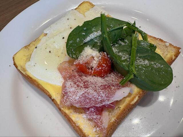 【デニーズ サニーサイドアップサンド ドリンクつき】生ハムとベビーリーフ、チーズの組み合わせが軽やかでバランス◎