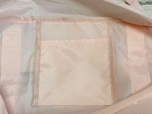 【付録 Coleman 撥水ボストンバッグ＆リフレクターチャーム】内側にもポケットが1つついています