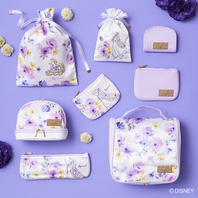 左上から巾着M￥1,800、巾着S￥1,000、アクセケース￥2,200、ティッシュポーチ（パープル）￥1,500、ティッシュポーチ（ホワイト）￥1,500、ハンギングポーチ￥3,400、歯ブラシポーチ￥1,500、コスメアクセシェル￥2,600