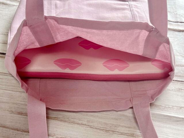 PCケースに入れると少しぱつっとしてしまいます【ZARA（ザラ）】ウォールペーパー テキスト トートバッグ：1,690円（税込）