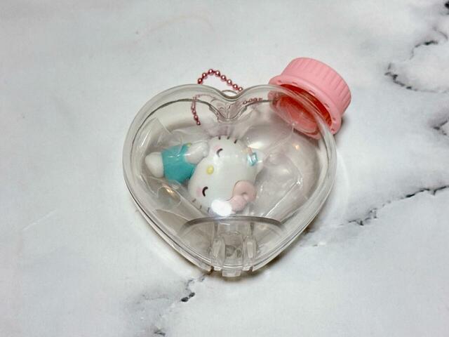 クリアのハート型瓶の中にマスコットが！