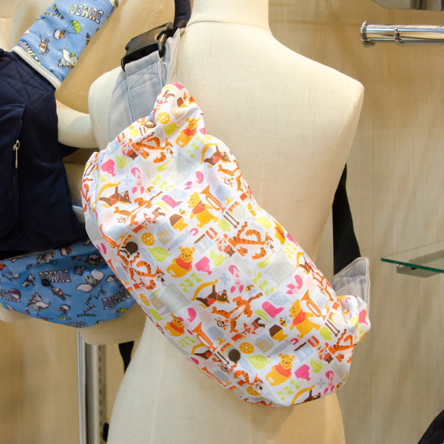 ボディバッグのように肩にかけられます。