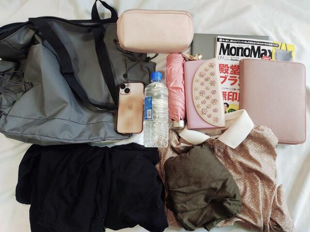 フロントポケット、サイドポケットを使えばよりたくさんモノが入る