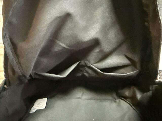 内側の正面側には区切りポケットが2つついています