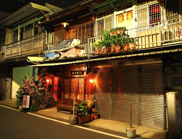 【台湾食べ歩きの旅】嘉義の街なかを歩いていると、路地裏で古い日本家屋に遭遇することが多く、ハッとする