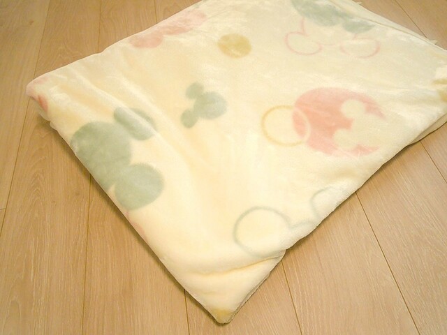 あったかなめらかな２枚合わせ毛布「ミッキーモチーフ」￥3,990～￥11,900（税込）