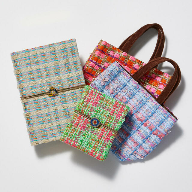 「マリアケント社の生地を使ったバッグやノート」＜期間：2025年4月9日〜＞【【伊勢丹新宿店限定】刺繍のヒヨコが可愛い「ピヨコレ缶」のヒヨコが『バッグチャーム』や『ポーチ』のお洒落アイテムに♪】