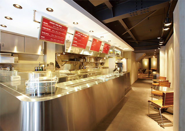 FRIJOLES 麻布十番／清潔感溢れるキッチンでフレッシュなフードが作られている