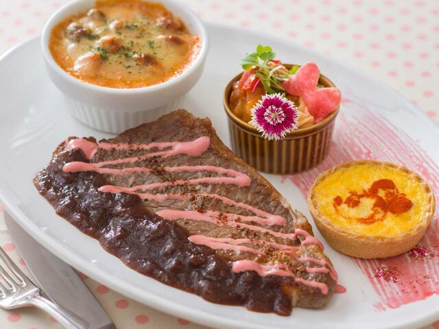 ミニーのステーキプレート サーロインステーキ140g:2,980円、サーロインステーキ210g:3,680円｜提供店舗：東京ディズニーランド「センターストリート・コーヒーハウス」｜東京ディズニーリゾート「ミニー・ベスティーズ・バッシュ！」スペシャルメニュー