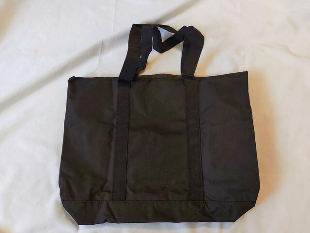 裏面はシンプルな無地【リンネル 2023年8月号】付録「マーブルシュッド × kazumiさん」コラボのトートバッグ：価格1240円（税込）