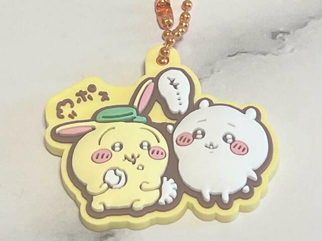 ラムネの蓋をうさぎの頭にそっと帽子のように乗せてあげるちいかわ。癒されるワンシーンです！【ちいかわぷっくりラバマスグミ2】