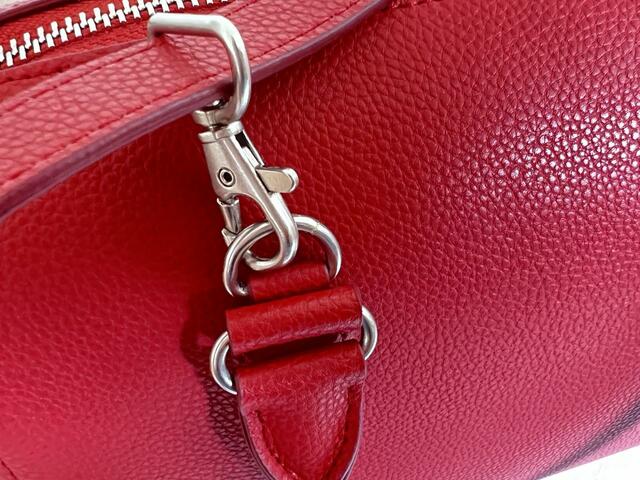 【ユニクロ レザータッチ2WAYボストンバッグ】ショルダーストラップは簡単に取り付けられます