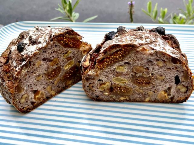 【Blue Poppy Bakery（ブルーポピーベーカリー）】「盛りだくさんのカントリーブレッド」は山口シェフの真骨頂のひとつだ