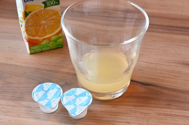 【簡単ティーアレンジ】グラスにグレープフルーツジュースとシロップを混ぜておく
